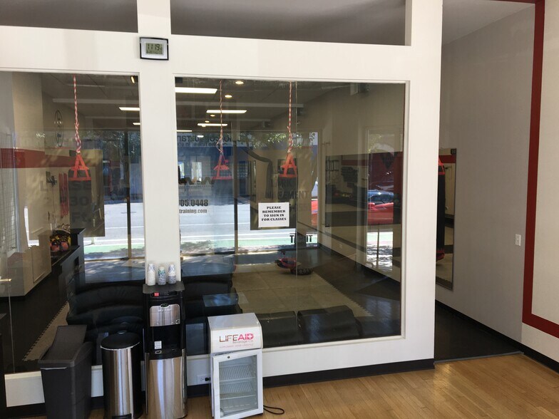 More Photos Of 1017 Davis St, Evanston Storefront For Lease