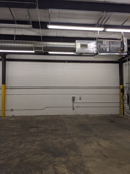 More Photos Of 650 Canion St, Austin Warehouse For Lease