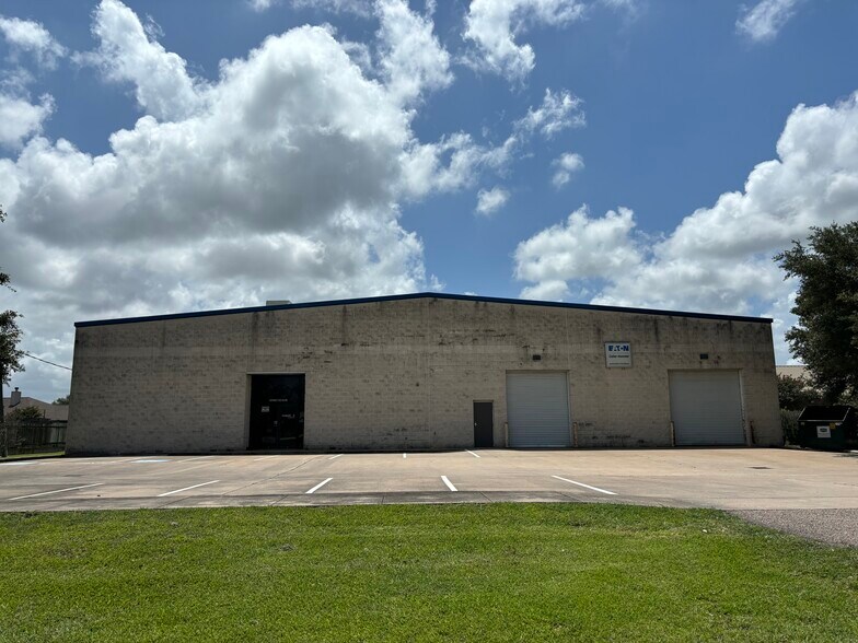 More Photos Of 3222 Manvel Rd, Pearland Warehouse For Lease