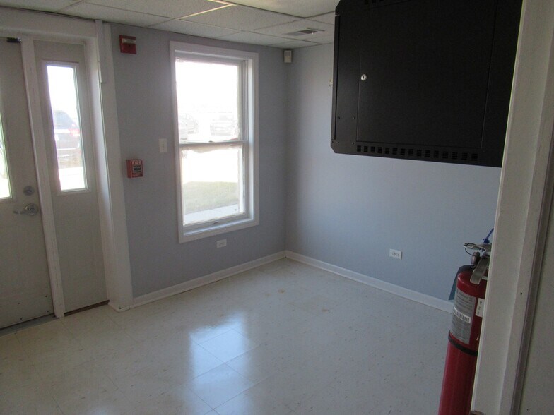 More Photos Of 5250 W Plattner Dr, Alsip Warehouse For Lease