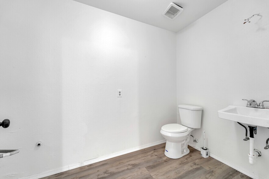 More Photos Of 113 W Pillsbury St, Lancaster Flex For Sale