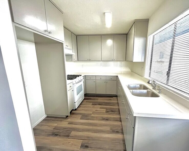 More Photos Of 4724 W 173rd St, Lawndale Apartments For Sale