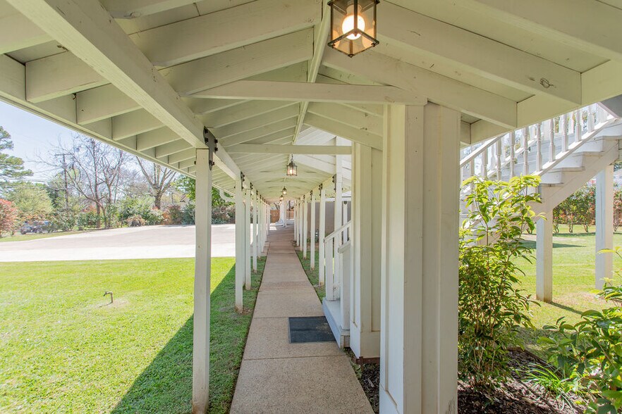 More Photos Of 313 E Charnwood St, Tyler Office For Lease