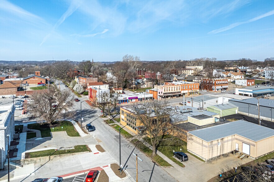 More Photos Of 422 Seneca St, Leavenworth Flex For Sale