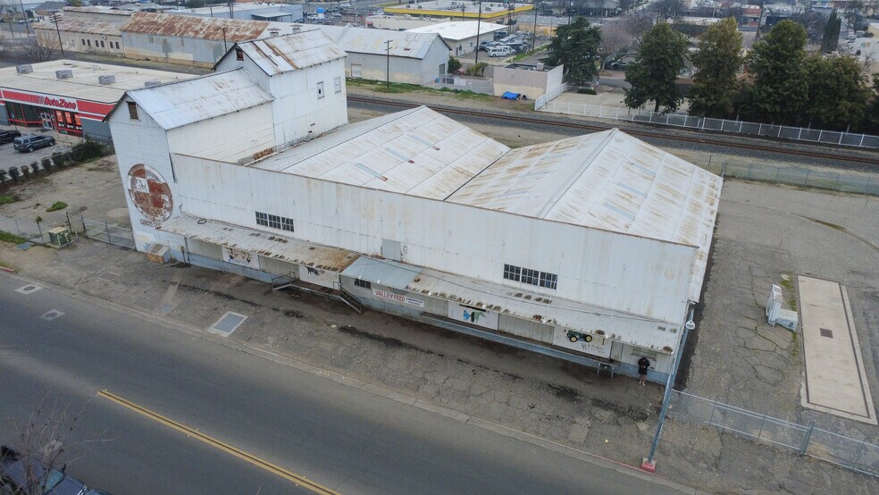 Primary Photo Of 121 N Gateway Dr, Madera Freestanding For Sale