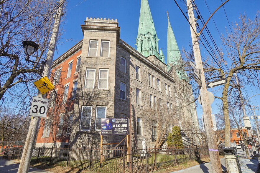 More Photos Of 215 St De Castelnau E, Montréal General Retail For Lease
