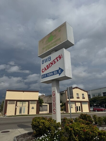 More Photos Of 1002 Manatee Ave, Bradenton Freestanding For Lease