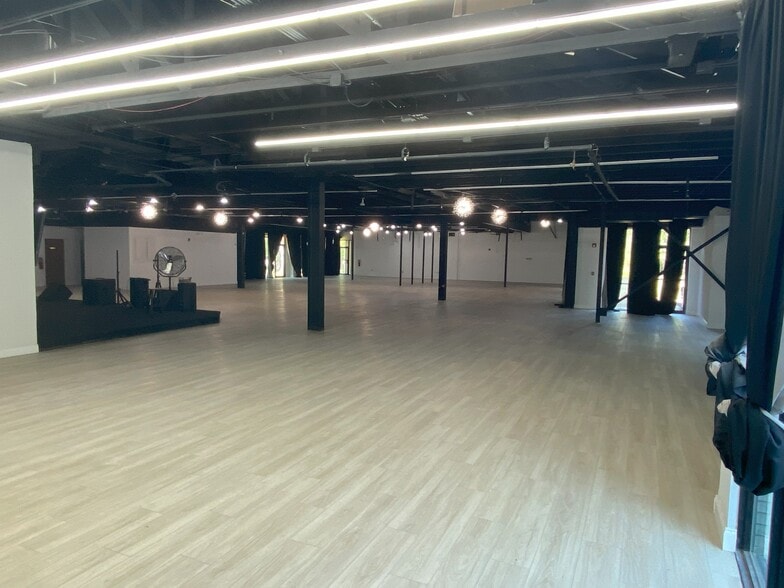 More Photos Of 5000 McGinnis Ferry Rd, Alpharetta Light Distribution For Sale