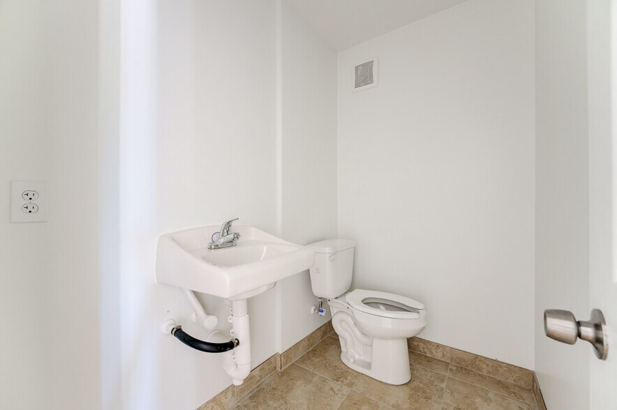More Photos Of 10215 Papalote St, Houston Showroom For Sale