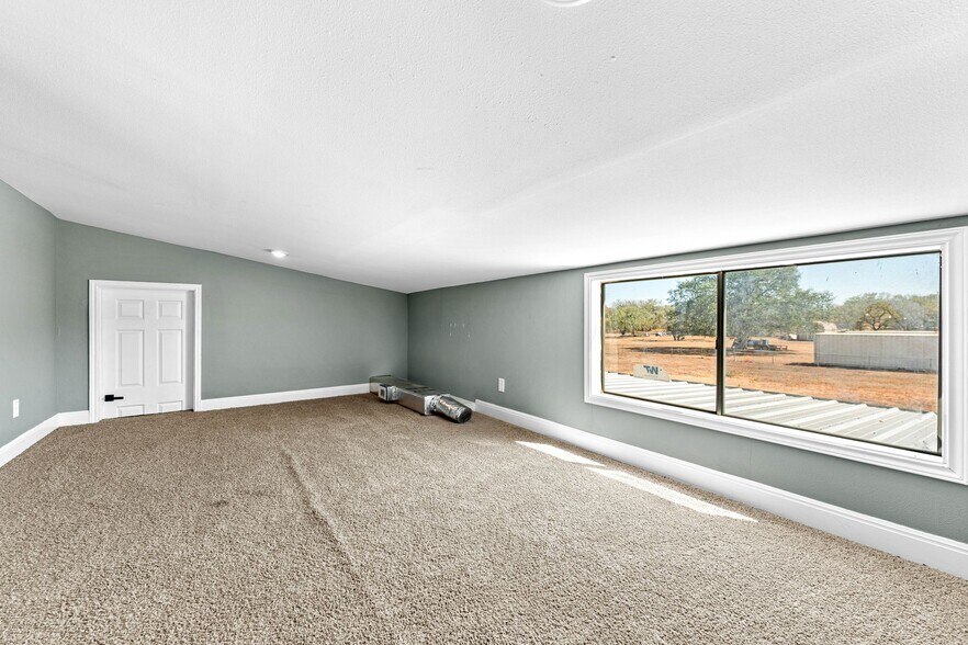 More Photos Of 13747 US Highway 87 S, Adkins Flex For Lease