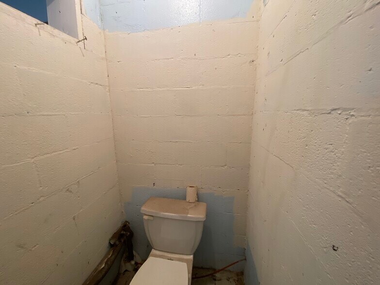 More Photos Of 928 White Ave, Graceville Light Manufacturing For Sale