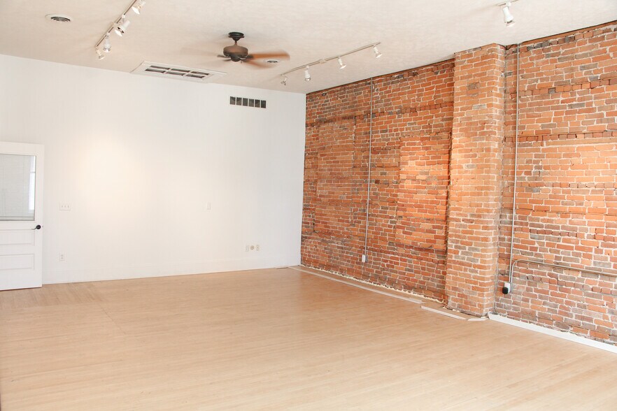 More Photos Of 221-223 E State St, Rockford Storefront Retail Residential For Lease