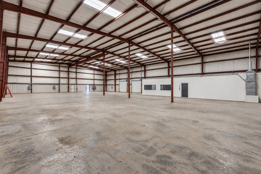 More Photos Of 2101 42nd St NW, Winter Haven Warehouse For Lease