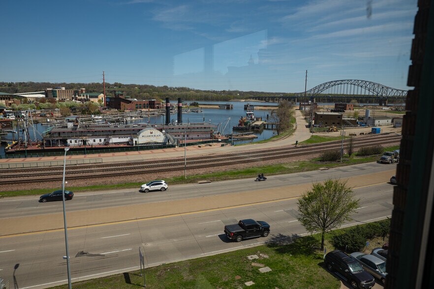 More Photos Of 100 Main St, Dubuque Flex For Sale