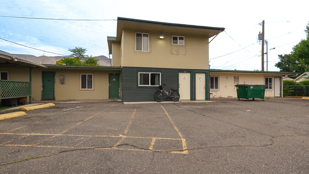 More Photos Of 812 Bridge St, Clarkston Hotel For Sale