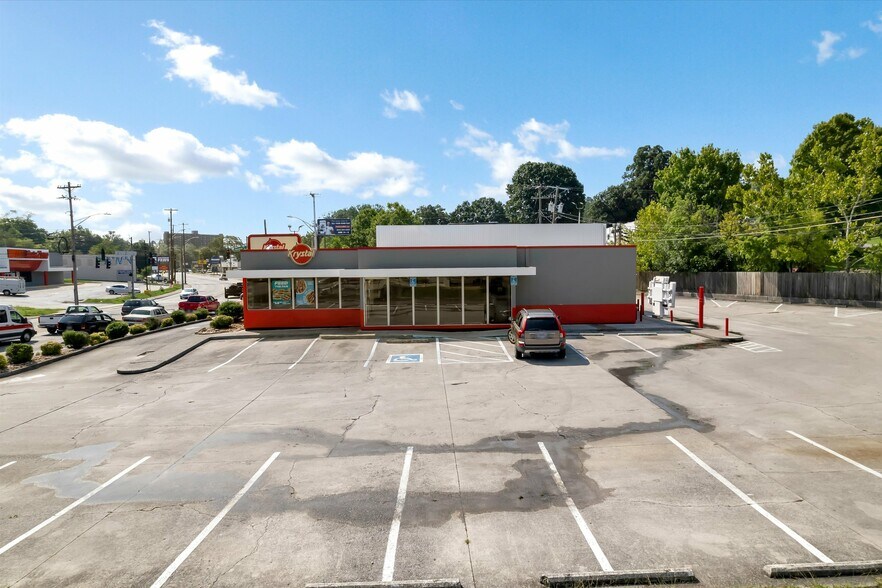 More Photos Of 2815 N Broadway St, Knoxville Fast Food For Sale