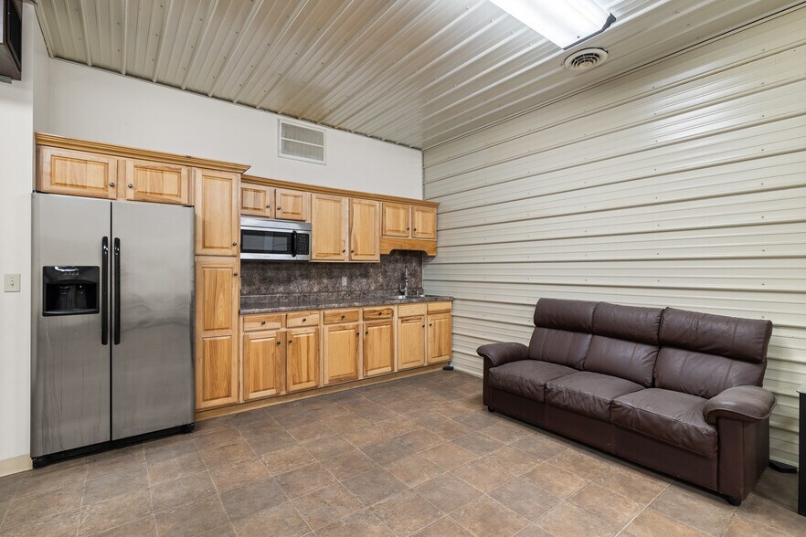 More Photos Of 922 W Fourth St, Mansfield Warehouse For Lease