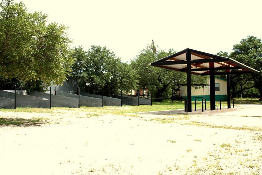 More Photos Of 10877 Park Road 37, Lakehills Storefront Retail Office For Lease