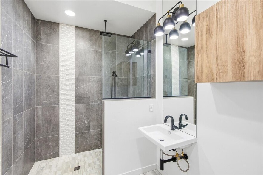 More Photos Of 3444 E Anaheim St, Long Beach Office For Sale