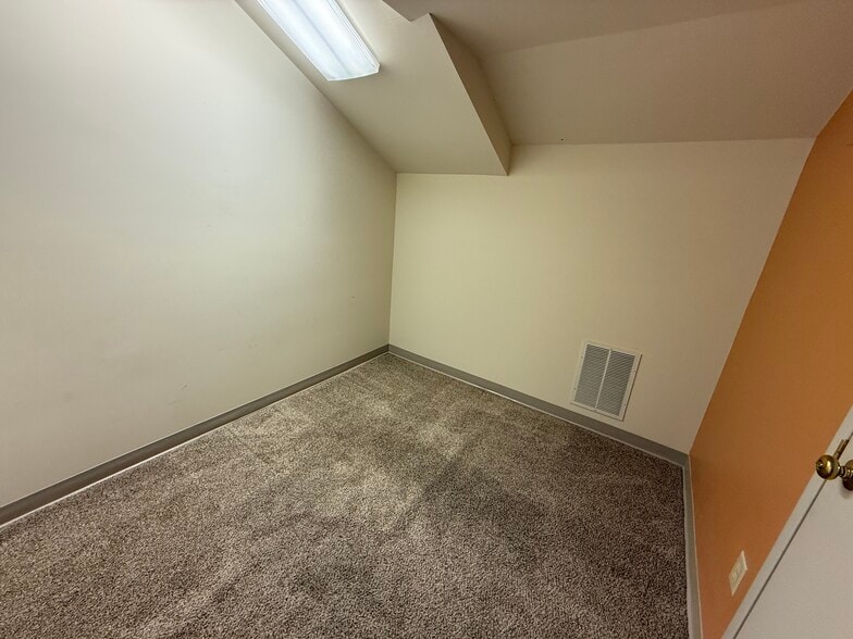 More Photos Of 403 Chatham Sq, Fredericksburg Office For Sale