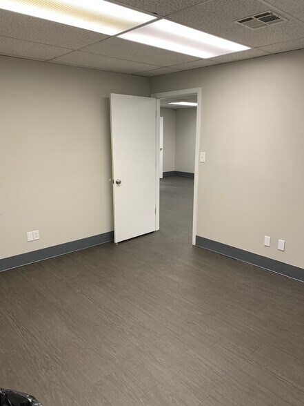 More Photos Of 10308 State Line Rd, Leawood Office For Lease