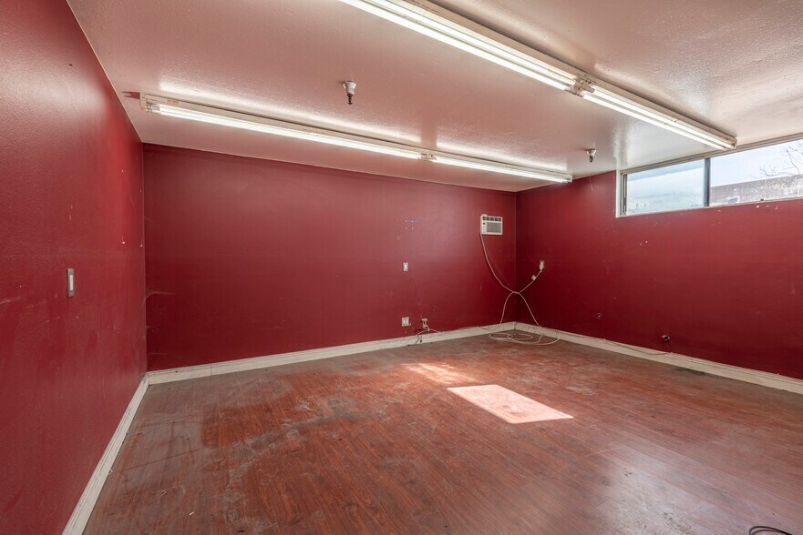 More Photos Of 1003 E G St, Wilmington Warehouse For Lease