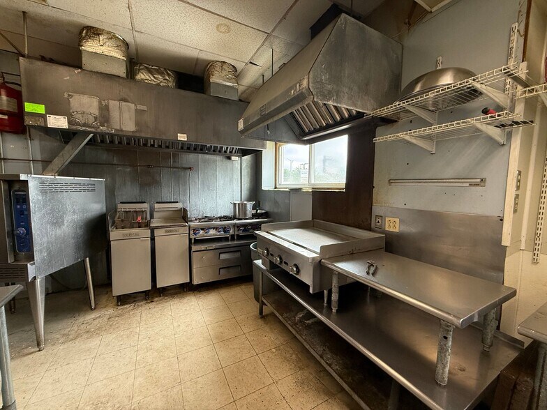 More Photos Of 643 Chandler St, Worcester Restaurant For Lease