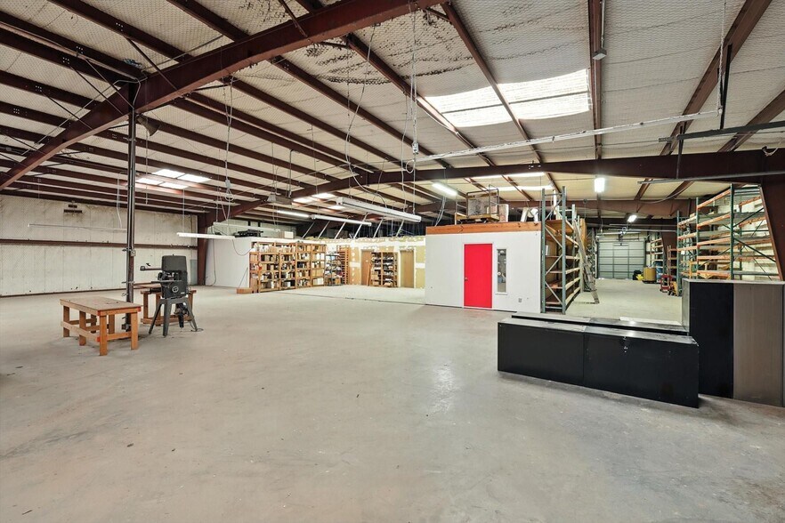 More Photos Of 3000 E Loop 820 S, Fort Worth Warehouse For Sale