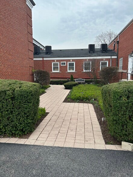 More Photos Of 1492 Henry Ave, Des Plaines Religious Facility For Lease