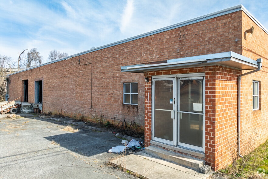 More Photos Of 1415 S Elm St, High Point Warehouse For Sale