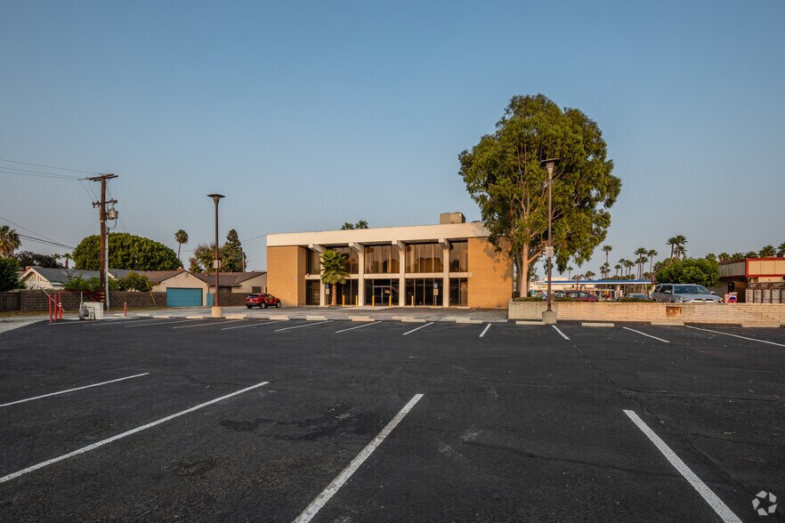 More Photos Of 2211 N Bellflower Blvd, Long Beach Freestanding For Lease