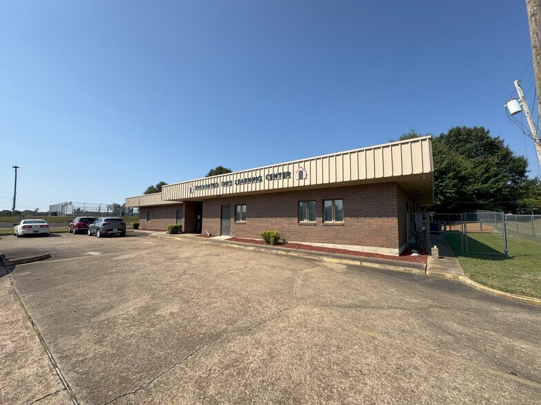 Primary Photo Of 309 S Scott St, Senatobia General Retail For Sale