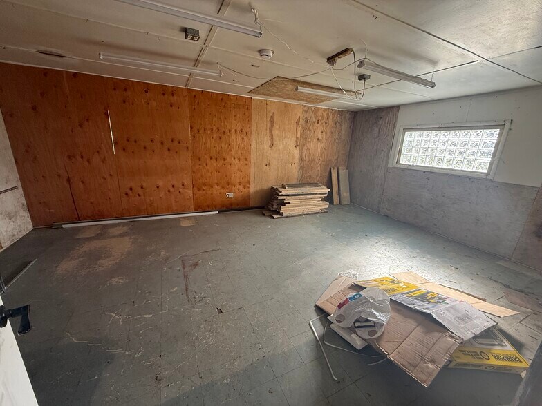 More Photos Of 806 Penny Ave, East Dundee Storefront Retail Office For Lease