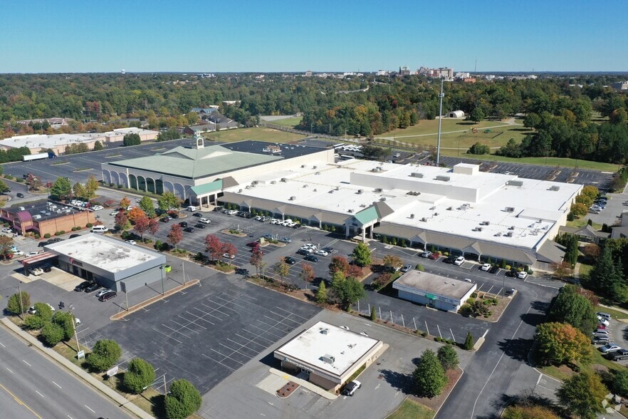 More Photos Of 1701-1703 Westchester Dr, High Point Freestanding For Lease