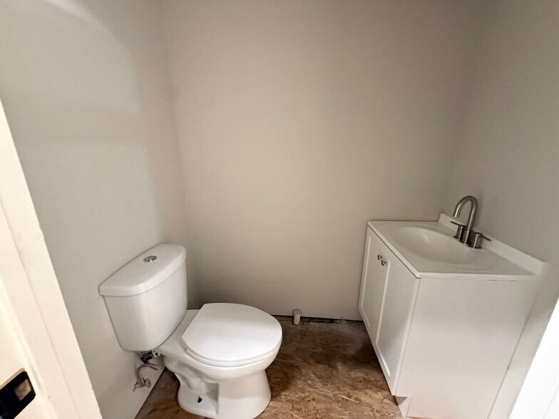 More Photos Of 2420 W Broad St, Columbus Freestanding For Sale