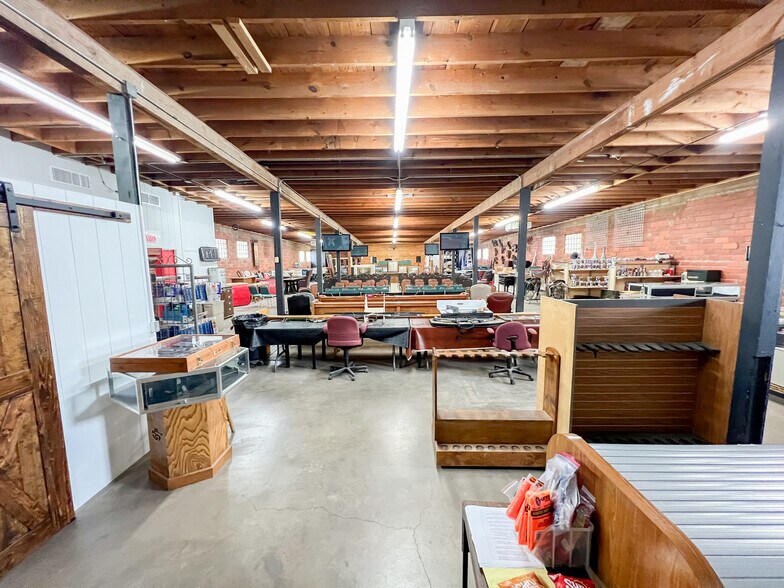 More Photos Of 1001-1009 W Industrial Ave, Midland Warehouse For Sale