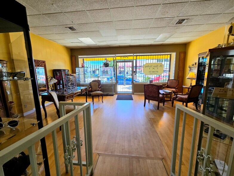 More Photos Of 2915 W Magnolia Blvd, Burbank Storefront For Sale