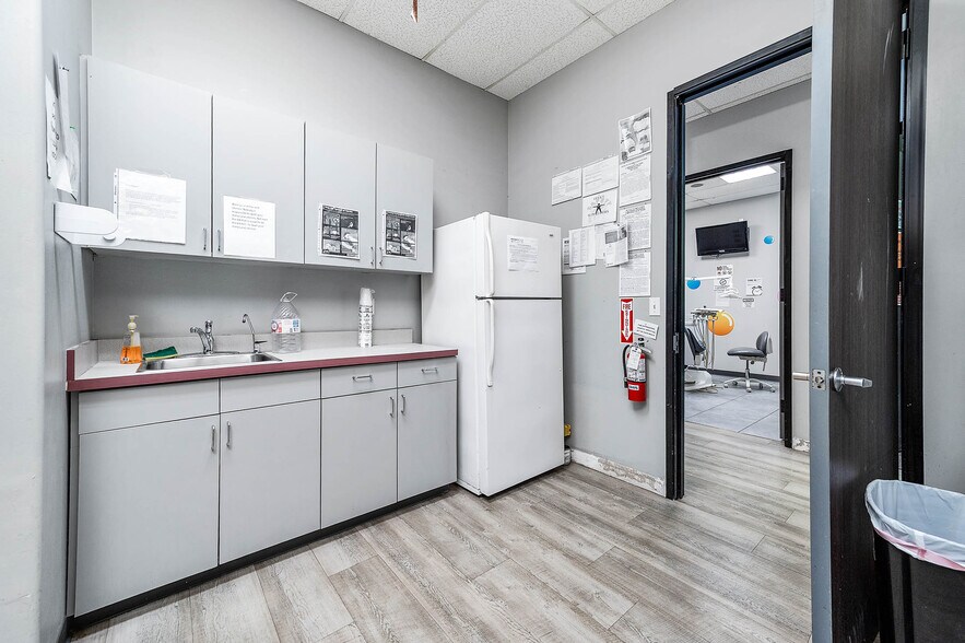 More Photos Of 8530 S Braeswood Blvd, Houston Freestanding For Lease