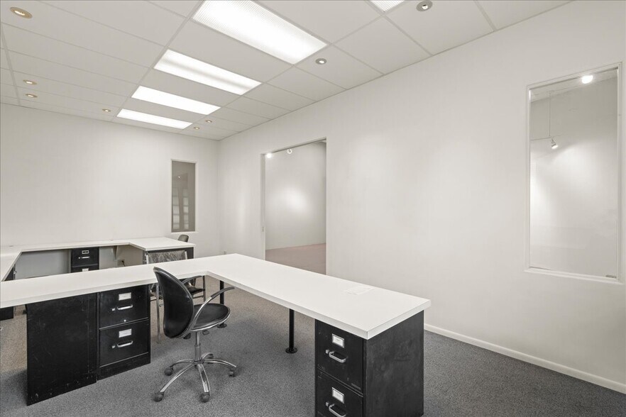 More Photos Of 4075 Transport St, Palo Alto Service For Lease