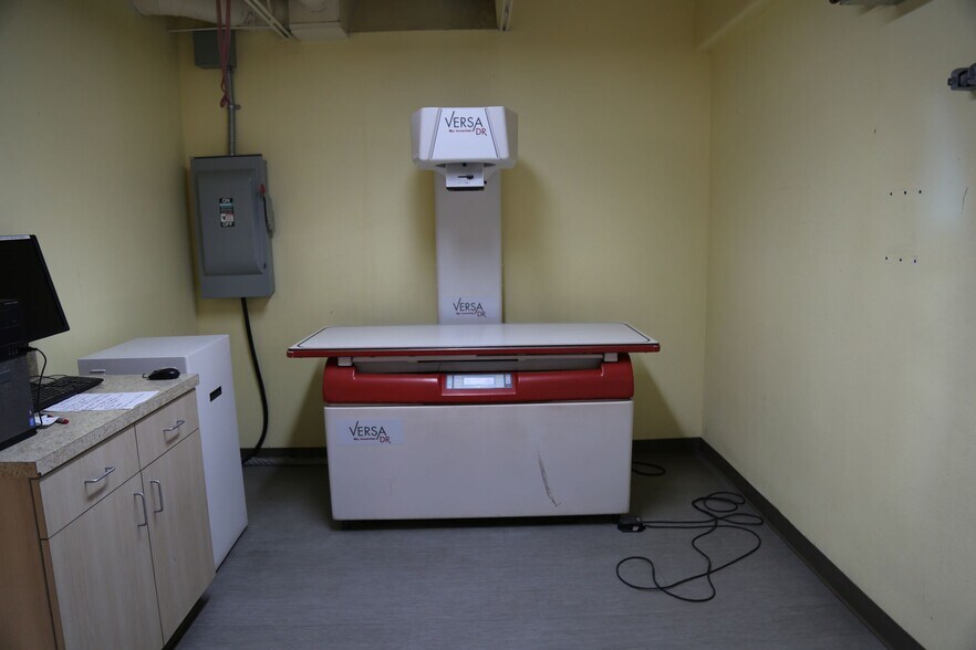 More Photos Of 136 Washington SE, Albuquerque Storefront Retail Office For Sale
