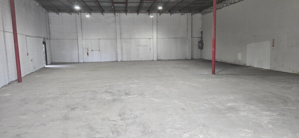 More Photos Of 10221 Beach Blvd, Jacksonville Warehouse For Lease