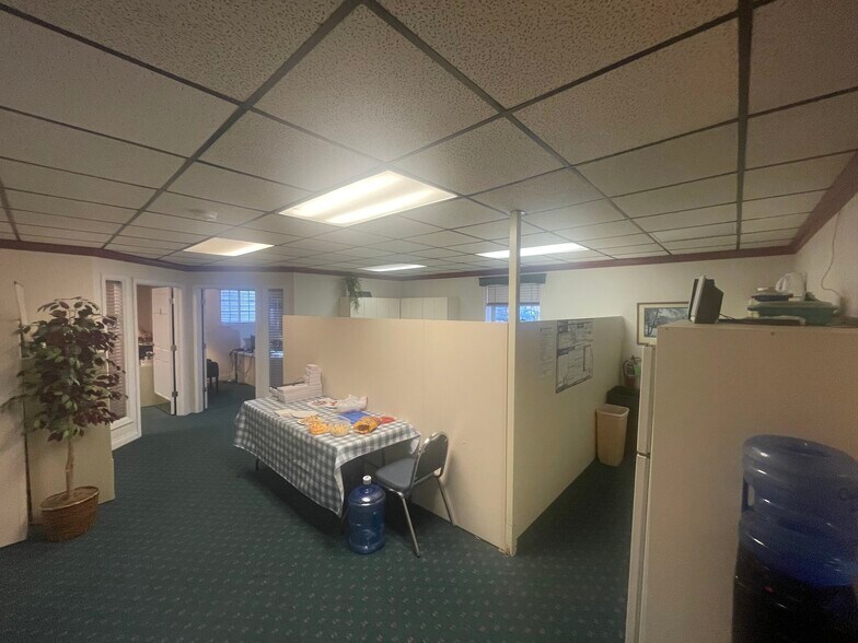 More Photos Of 630 S Green Bay Rd, Neenah Office For Lease