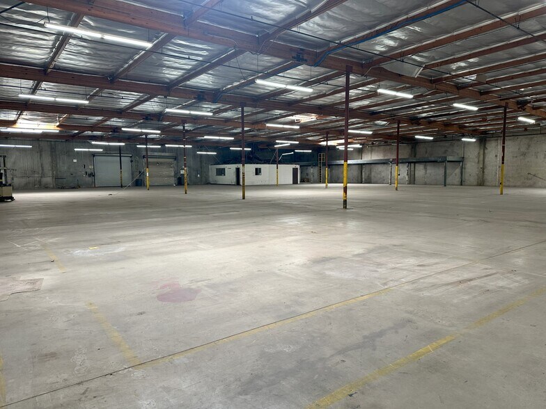 More Photos Of 12882 Pierce St, Pacoima Warehouse For Lease