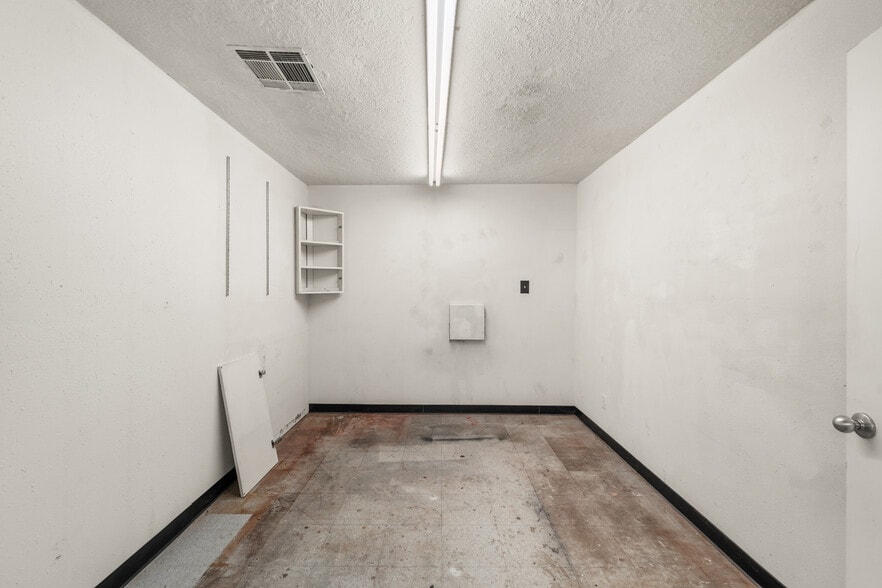 More Photos Of 4231 Bellaire Blvd, Houston Light Distribution For Lease
