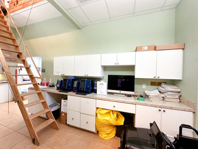 More Photos Of 6580 69th St, Vero Beach Veterinarian Kennel For Sale