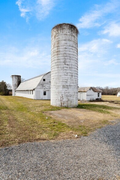 More Photos Of 54 Northfield Rd, Cumberland Specialty For Sale