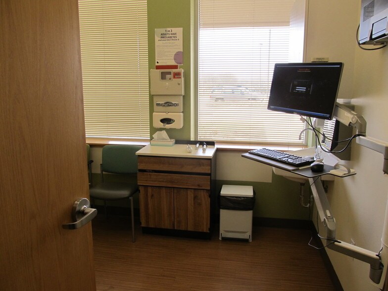 More Photos Of 515 E Division Rd, Rockford Freestanding For Lease