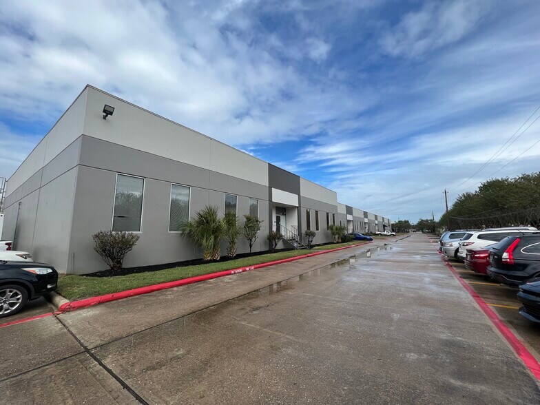 More Photos Of 16920 Texas Ave, Webster Warehouse For Lease