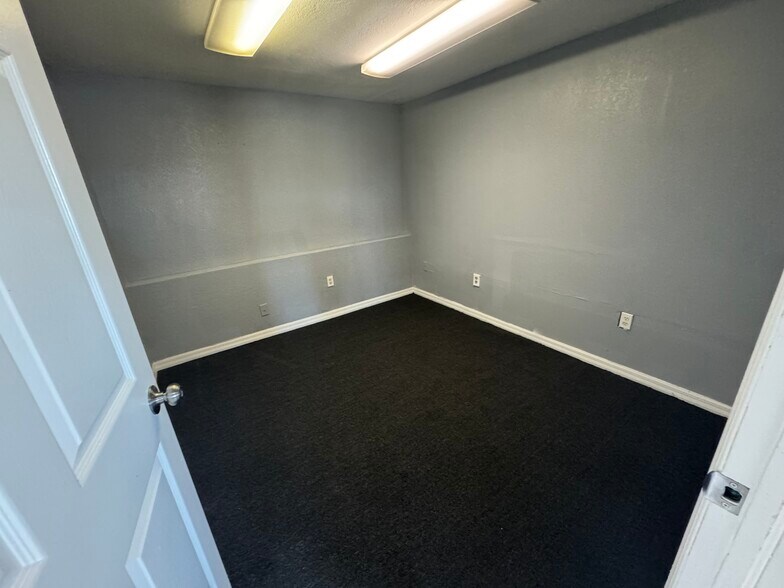 More Photos Of 11412 N Central Ave, Tampa Office For Lease