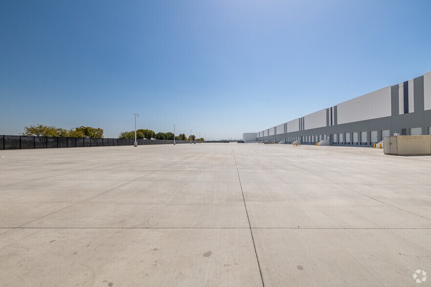 More Photos Of 2401 E Wardlow Rd, Long Beach Warehouse For Lease